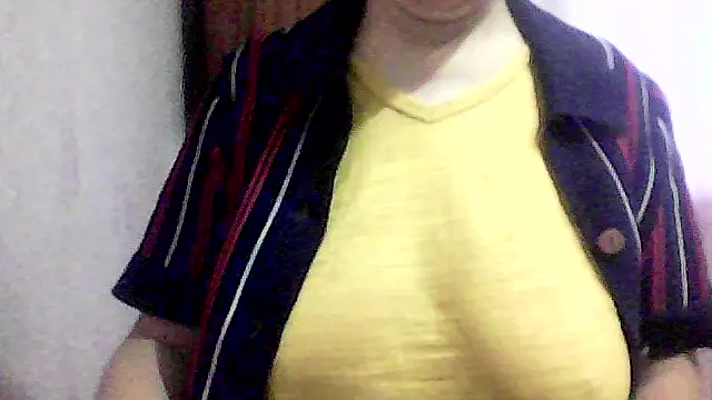 Snapshot of AnaXBerry chatting on October 2025 06:23:01 AM AnaXBerry online show from October 2025 06:23:01 AM