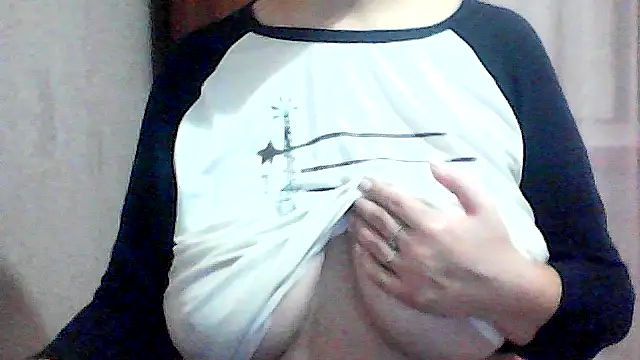 Snapshot of AnaXBerry chatting on October 2025 03:22:02 PM AnaXBerry online show from October 2025 03:22:02 PM