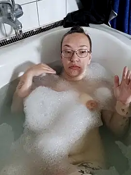 Isabella Geney online show from October 2025 12:59:02 PM