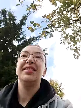 Isabella Geney online show from October 2025 12:36:02 PM