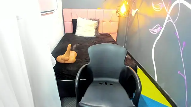 Snapshot of EmmaaEvans_ chatting on December 2024 03:21:01 PM EmmaaEvans online show from December 2024 03:21:01 PM