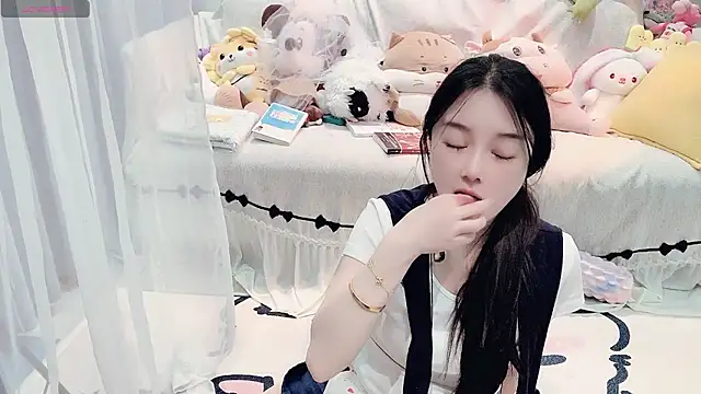 AKiKi711 online show from April 2026 02:47:01 PM