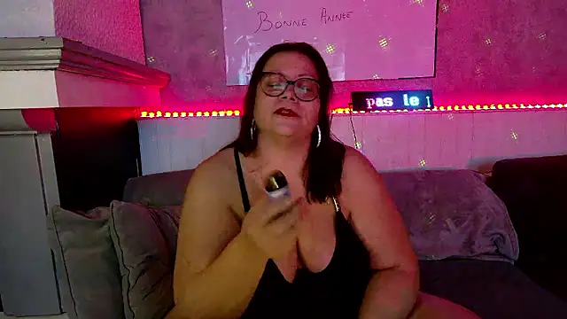 Snapshot of Lola-squirt chatting on January 2026 10:03:02 PM Lola-squirt online show from January 2026 10:03:02 PM