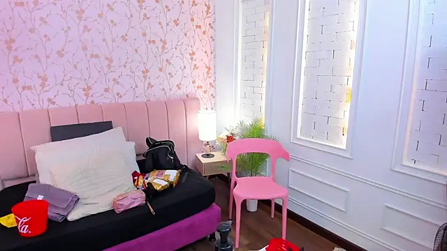 Snapshot of Georgina-coule chatting on December 2024 12:18:02 PM Georgina-coule online show from December 2024 12:18:02 PM