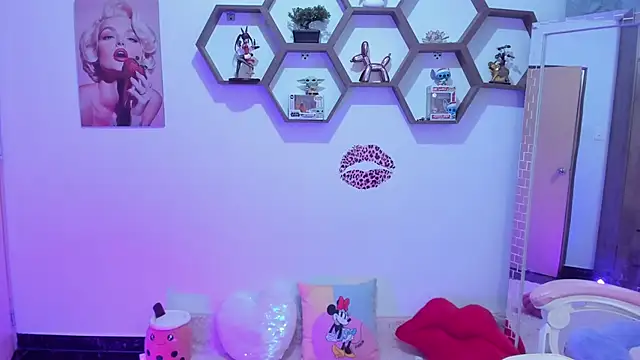 Snapshot of SharonSander chatting on April 2026 11:35:01 PM SharonSander online show from April 2026 11:35:01 PM