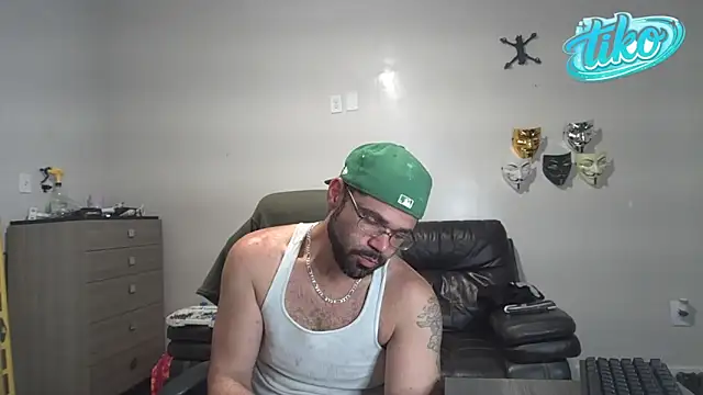 Zander823 online show from May 2026 01:01:02 AM