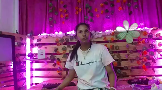 Snapshot of Elsa_Parisi chatting on December 2024 07:39:02 PM Elsa Parisi online show from December 2024 07:39:02 PM