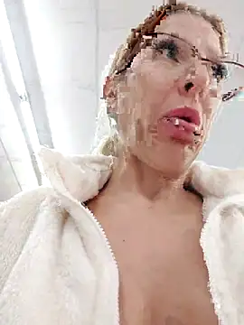 Snapshot of blondyruby chatting on November 2025 05:24:01 PM blondyruby online show from November 2025 05:24:01 PM