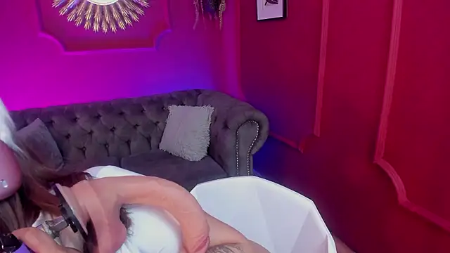 Red lady online show from March 2026 03:56:01 AM