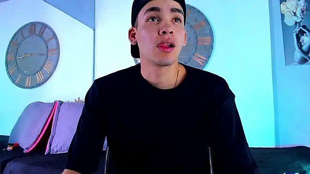 Snapshot of Mike_0233_ chatting on December 2024 03:51:01 AM Mike 0233 online show from December 2024 03:51:01 AM