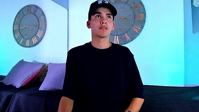 Snapshot of Mike_0233_ chatting on December 2024 10:02:01 AM Mike 0233 online show from December 2024 10:02:01 AM