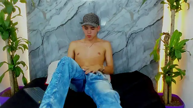 Snapshot of Mike_0233_ chatting on December 2024 01:11:02 PM Mike 0233 online show from December 2024 01:11:02 PM