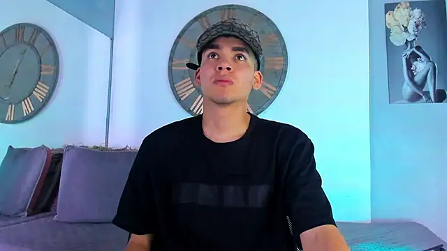 Snapshot of Mike_0233_ chatting on January 2025 04:01:02 AM Mike 0233 online show from January 2025 04:01:02 AM