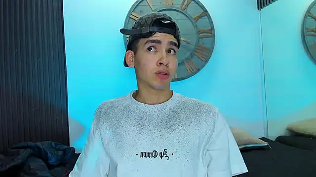 Snapshot of Mike_0233_ chatting on February 2025 08:00:02 AM Mike 0233 online show from February 2025 08:00:02 AM