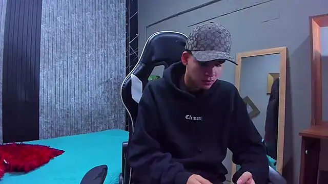 Snapshot of Mike_0233_ chatting on March 2025 04:01:01 AM Mike 0233 online show from March 2025 04:01:01 AM