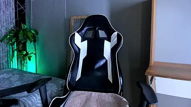 Snapshot of Mike_0233_ chatting on March 2025 07:07:02 AM Mike 0233 online show from March 2025 07:07:02 AM