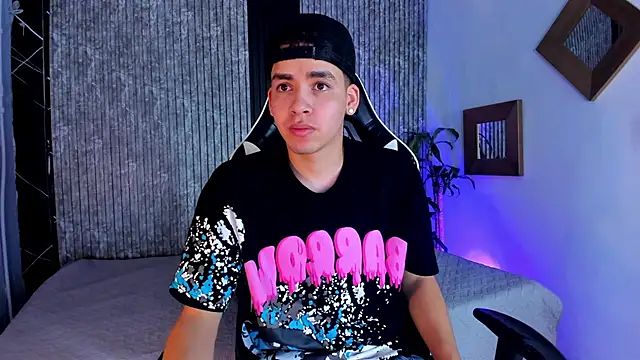 Snapshot of Mike_0233_ chatting on September 2025 04:13:02 AM Mike 0233 online show from September 2025 04:13:02 AM