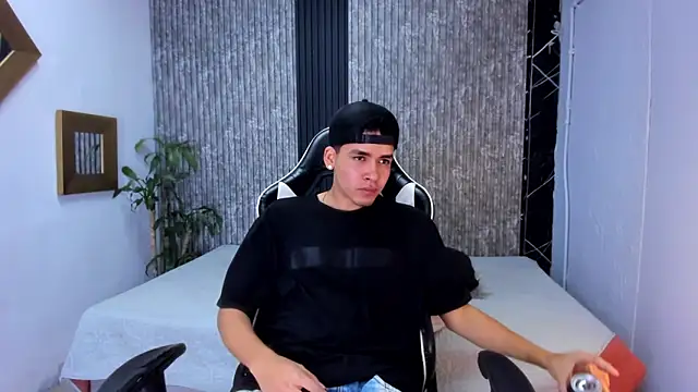 Snapshot of Mike_0233_ chatting on September 2025 02:48:01 AM Mike 0233 online show from September 2025 02:48:01 AM