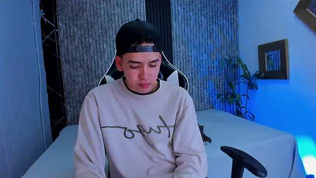 Snapshot of Mike_0233_ chatting on October 2025 04:43:02 AM Mike 0233 online show from October 2025 04:43:02 AM