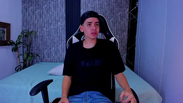 Snapshot of Mike_0233_ chatting on October 2025 04:11:01 AM Mike 0233 online show from October 2025 04:11:01 AM