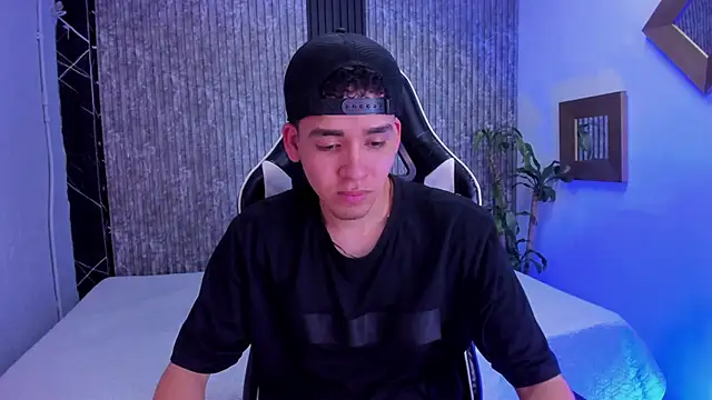 Snapshot of Mike_0233_ chatting on October 2025 04:23:02 AM Mike 0233 online show from October 2025 04:23:02 AM