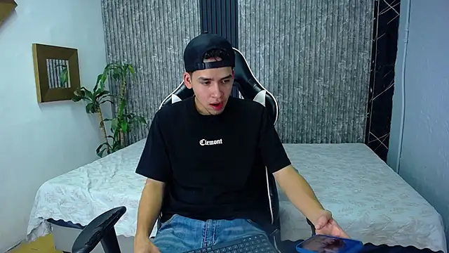 Snapshot of Mike_0233_ chatting on October 2025 04:35:02 AM Mike 0233 online show from October 2025 04:35:02 AM