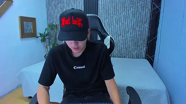 Snapshot of Mike_0233_ chatting on November 2025 04:36:01 AM Mike 0233 online show from November 2025 04:36:01 AM