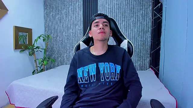 Snapshot of Mike_0233_ chatting on November 2025 04:13:02 AM Mike 0233 online show from November 2025 04:13:02 AM