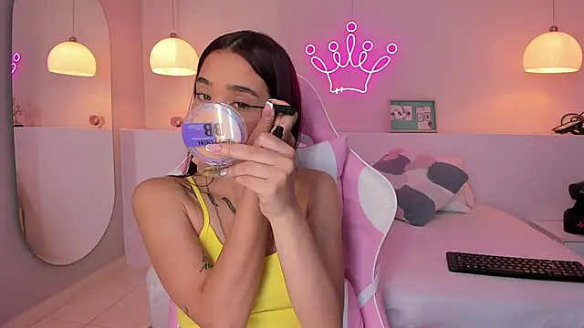 Snapshot of violeth_hill chatting on January 2025 08:25:01 PM violeth hill online show from January 2025 08:25:01 PM