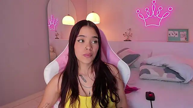 Snapshot of violeth_hill chatting on January 2025 11:35:02 PM violeth hill online show from January 2025 11:35:02 PM