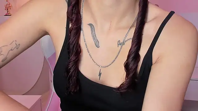 Snapshot of violeth_hill chatting on February 2025 08:18:01 PM violeth hill online show from February 2025 08:18:01 PM