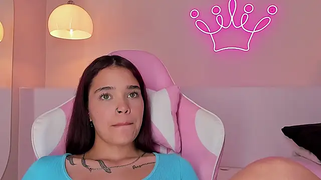 Snapshot of violeth_hill chatting on February 2025 02:42:02 AM violeth hill online show from February 2025 02:42:02 AM