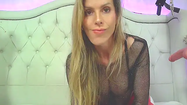 carolinesampaio online show from November 2025 01:15:01 AM