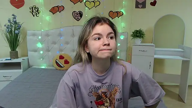 TinaRedly online show from March 2025 05:13:01 PM