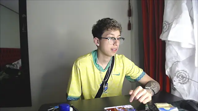 Snapshot of _Thomas_hot_ chatting on December 2024 09:37:01 PM Thomas hot online show from December 2024 09:37:01 PM