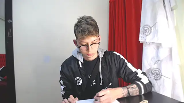 Snapshot of _Thomas_hot_ chatting on January 2025 05:42:02 PM Thomas hot online show from January 2025 05:42:02 PM