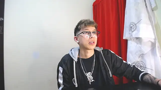 Snapshot of _Thomas_hot_ chatting on January 2025 11:55:01 PM Thomas hot online show from January 2025 11:55:01 PM