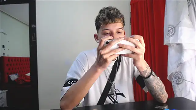 Snapshot of _Thomas_hot_ chatting on January 2025 07:59:02 PM Thomas hot online show from January 2025 07:59:02 PM