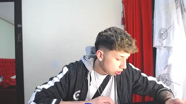 Snapshot of _Thomas_hot_ chatting on January 2025 02:57:01 AM Thomas hot online show from January 2025 02:57:01 AM