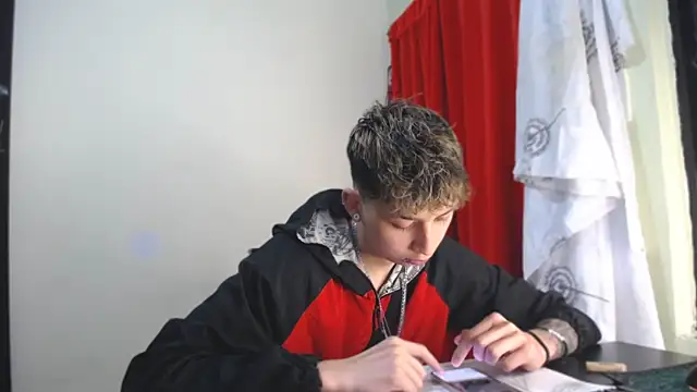 Snapshot of _Thomas_hot_ chatting on January 2025 09:37:01 PM Thomas hot online show from January 2025 09:37:01 PM