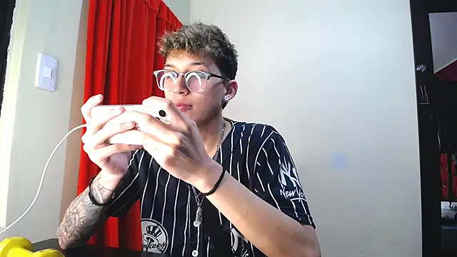 Snapshot of _Thomas_hot_ chatting on January 2025 03:29:02 PM Thomas hot online show from January 2025 03:29:02 PM