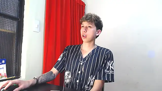 Snapshot of _Thomas_hot_ chatting on February 2025 09:20:02 PM Thomas hot online show from February 2025 09:20:02 PM