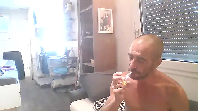 Snapshot of Pourquoipas chatting on July 2026 04:45:02 PM Pourquoipas online show from July 2026 04:45:02 PM