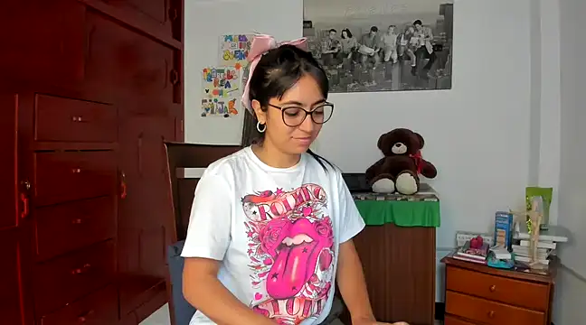 Isabellaa22 1 online show from December 2024 01:45:02 PM