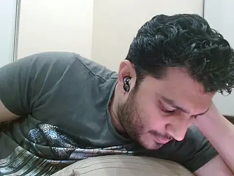 Snapshot of robintoit chatting on November 2025 04:11:02 PM robintoit online show from November 2025 04:11:02 PM