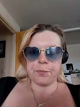 pinkieMilfPUSY online show from June 2026 12:29:02 PM