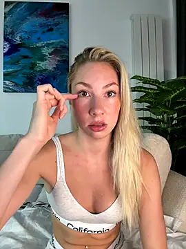 Snapshot of LuisaBecker chatting on October 2025 03:55:02 PM LuisaBecker online show from October 2025 03:55:02 PM
