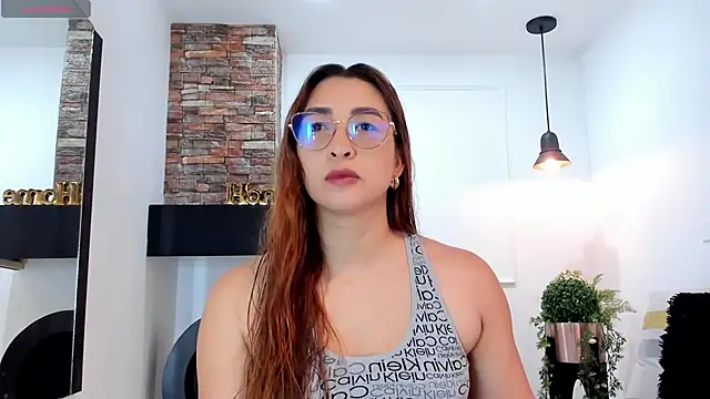 Snapshot of _LaraMom_ chatting on February 2025 12:14:02 PM LaraMom online show from February 2025 12:14:02 PM