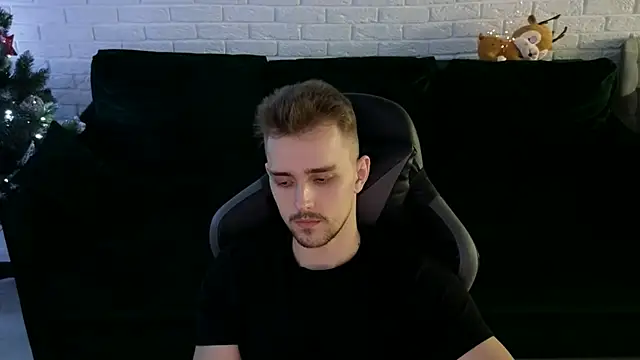 Snapshot of Larstar01 chatting on December 2024 04:30:02 AM Larstar01 online show from December 2024 04:30:02 AM