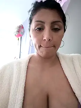 Snapshot of tiffani__love chatting on November 2025 06:18:01 PM tiffani love online show from November 2025 06:18:01 PM